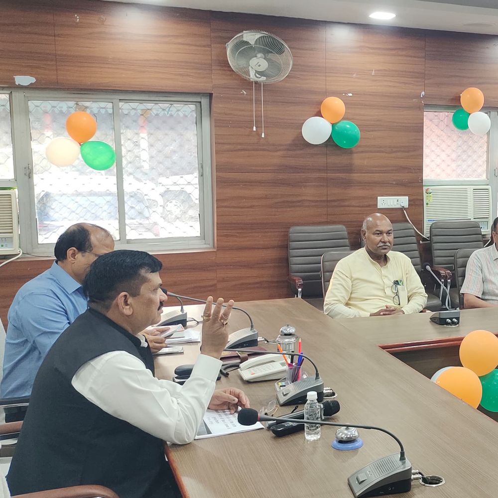 जौनपुर डीएम ने राशन कार्ड, उज्ज्वला योजना की समीक्षा की:अवैध गैस सिलेंडर भंडारण पर सख्त कार्रवाई के निर्देश दिए