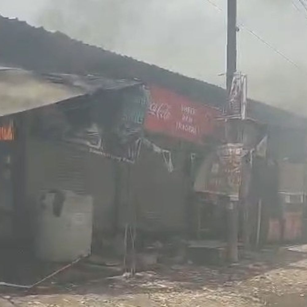नोएडा के शाहबेरी में परचून की दुकान में लगी आग:फूड स्टॉल तक फैली, कोई जनहानि नहीं