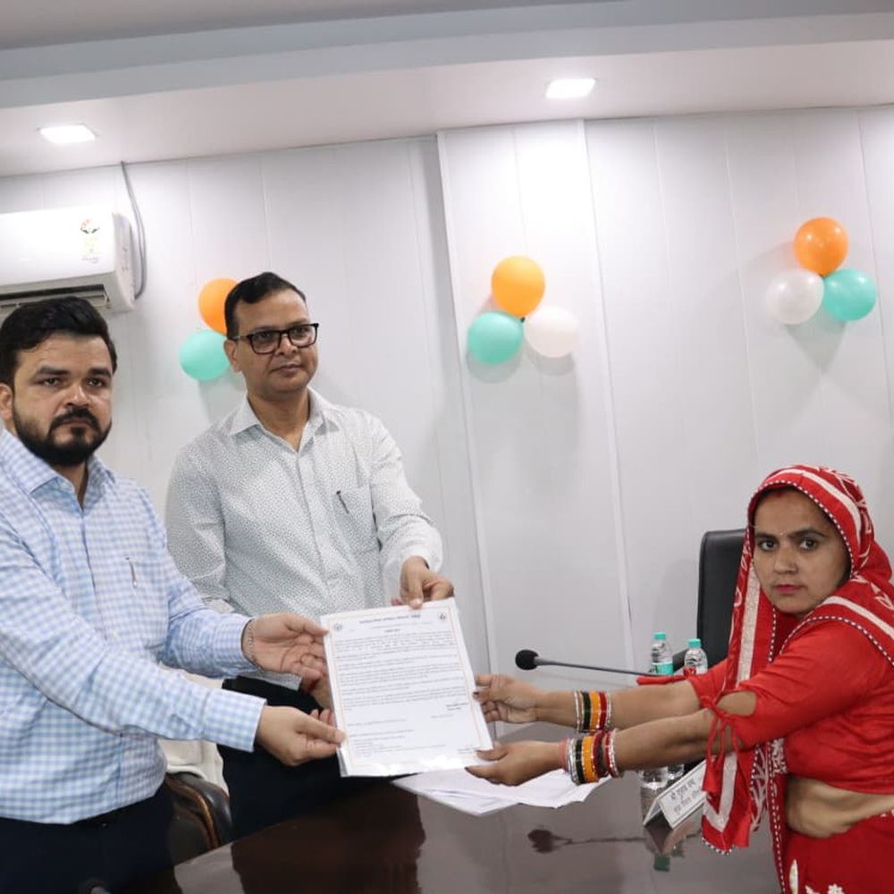 रामपुर में 406 आंगनबाड़ी सहायिकाओं को नियुक्ति पत्र:350 कार्यकत्रियों को स्मार्टफोन, सीएम योगी के कार्यक्रम से जुड़ा वितरण