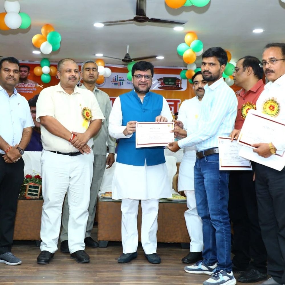 हरदोई में निपुण सम्मान समारोह आयोजित:100 विद्यालयों के प्रधानाध्यापक और 10 खंड शिक्षा अधिकारी सम्मानित