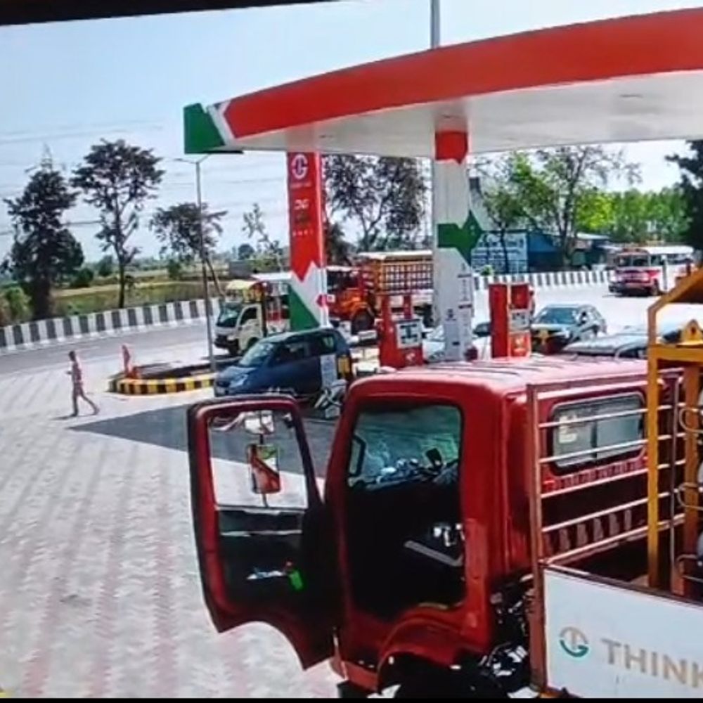 बागपत में सड़क हादसे का CCTV फुटेज सामने आया:तेज रफ्तार बस ने गैस ट्रक को टक्कर मारी, एक युवक की मौत