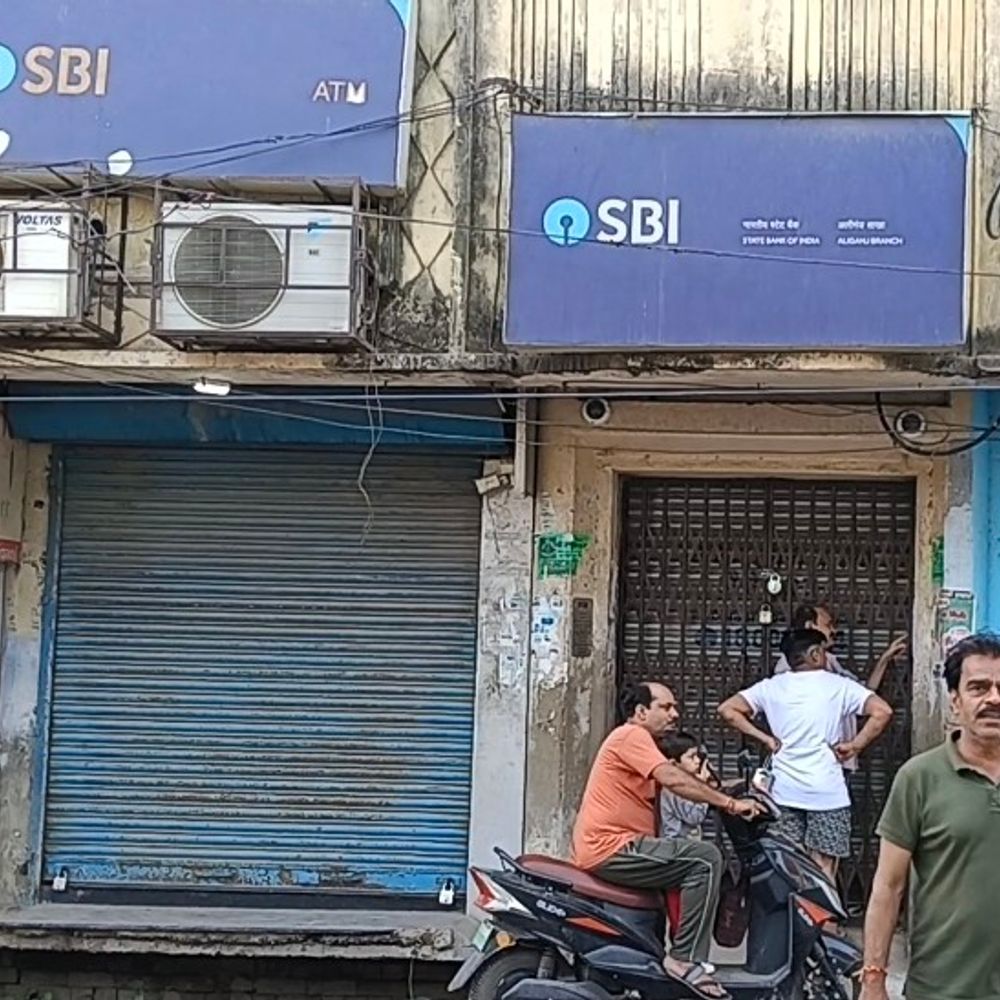 SBI शाखा के गेट पर भवन मालिक ने लगाया ताला:एटा में 38 महीने का 57 लाख किराया बाकी, बोले- नोटिस के बाद भी न किराया बढ़ाया, न खाली किया
