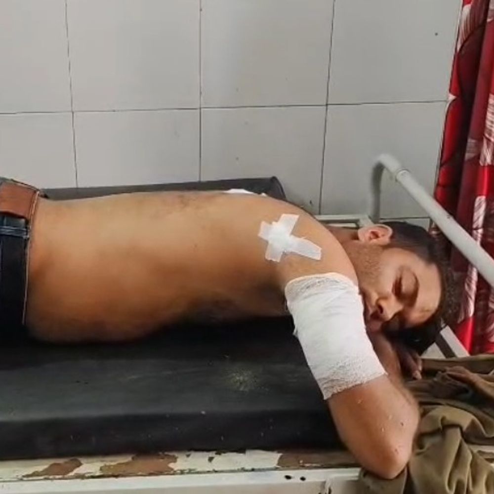 बागपत में युवक पर जानलेवा हमला:सामान खरीदने दुकान जा रहा था, रास्ते में दो युवकों ने कैंची-चाकू से गंभीर घायल किया