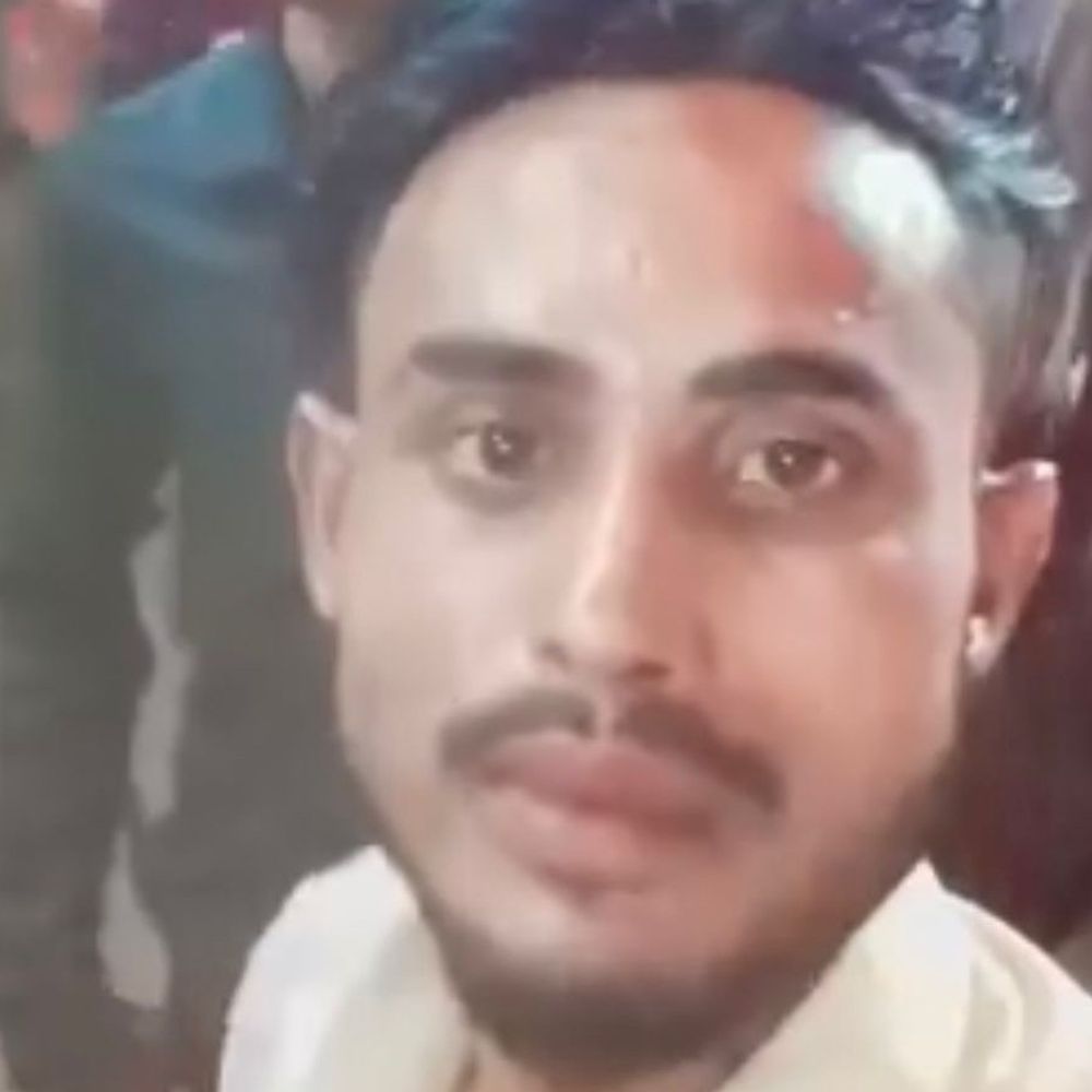 सीतापुर में लापता युवक का शव पेड़ से लटका मिला:परिजनों ने प्रेम संबंध में हत्या का लगाया आरोप, 3 दिन से लापता था