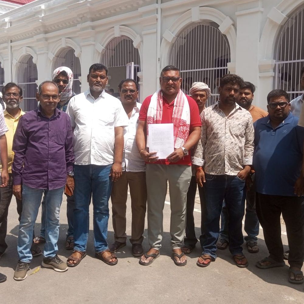 बलिया में शराब की दुकानें हटाने की मांग:मोहल्लेवासियों ने डीएम को ज्ञापन सौंपा, लोगों में आक्रोश