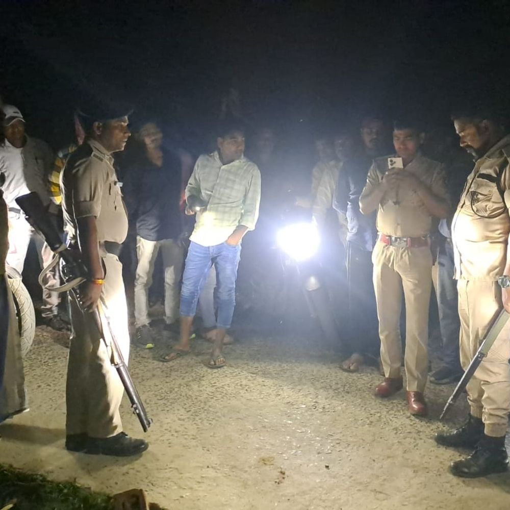 पूर्णिया में वांटेड को पकड़ने पहुंची पुलिस टीम पर फायरिंग:  मौके से अपराधी समेत दो सुरक्षा गार्ड को दबोचे गए, दो खोखे बरामद – Purnia News