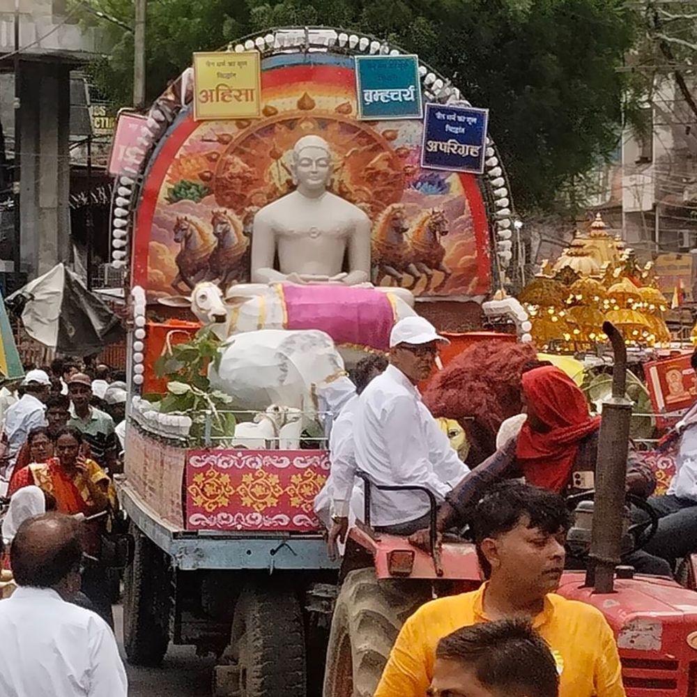 प्रयागराज में महावीर जयंती पर भव्य शोभायात्रा निकली:'जियो और जीने दो' का संदेश, झांकियों से सजी यात्रा
