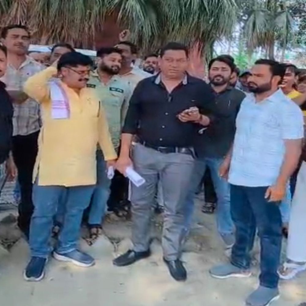 स्मार्ट मीटर के विरोध में व्यापारियों का प्रदर्शन:अधीक्षण अभियंता कार्यालय का घेराव कर ज्ञापन सौंपा, बोले- अंधेरे में रखकर विभाग ने लगाए स्मार्ट मीटर