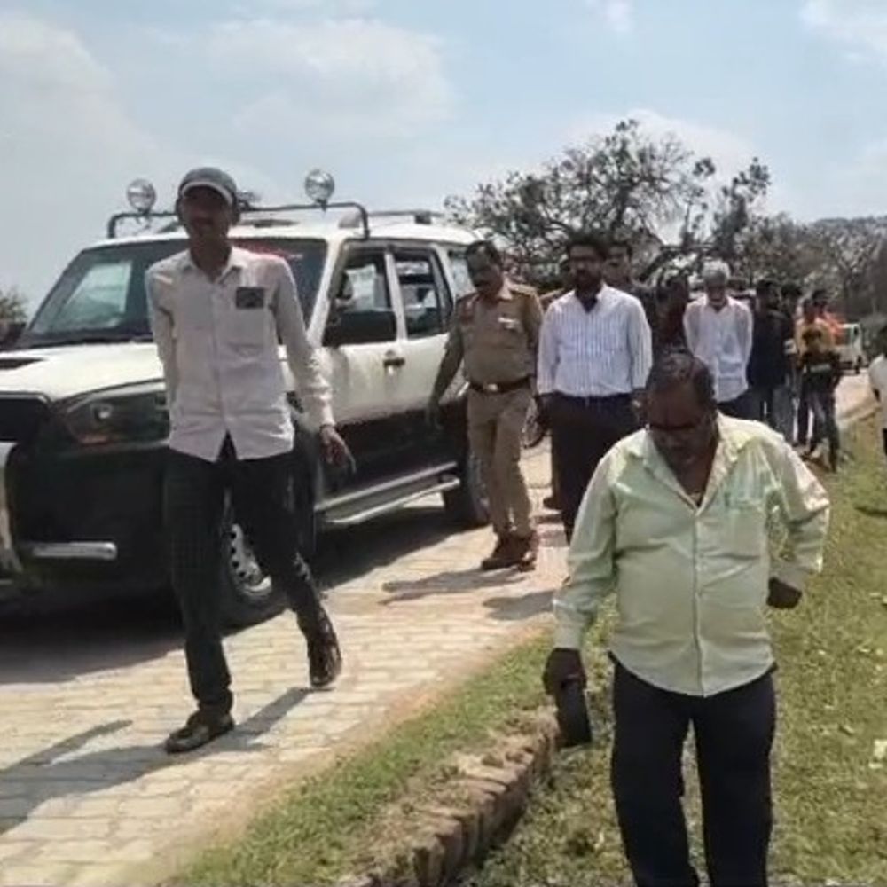 उन्नाव में अतिक्रमण पर चला बुलडोजर:सरकारी जमीन पर अवैध प्लाटिंग ध्वस्त, ढाई करोड़ कीमत की जमीन कब्जामुक्त