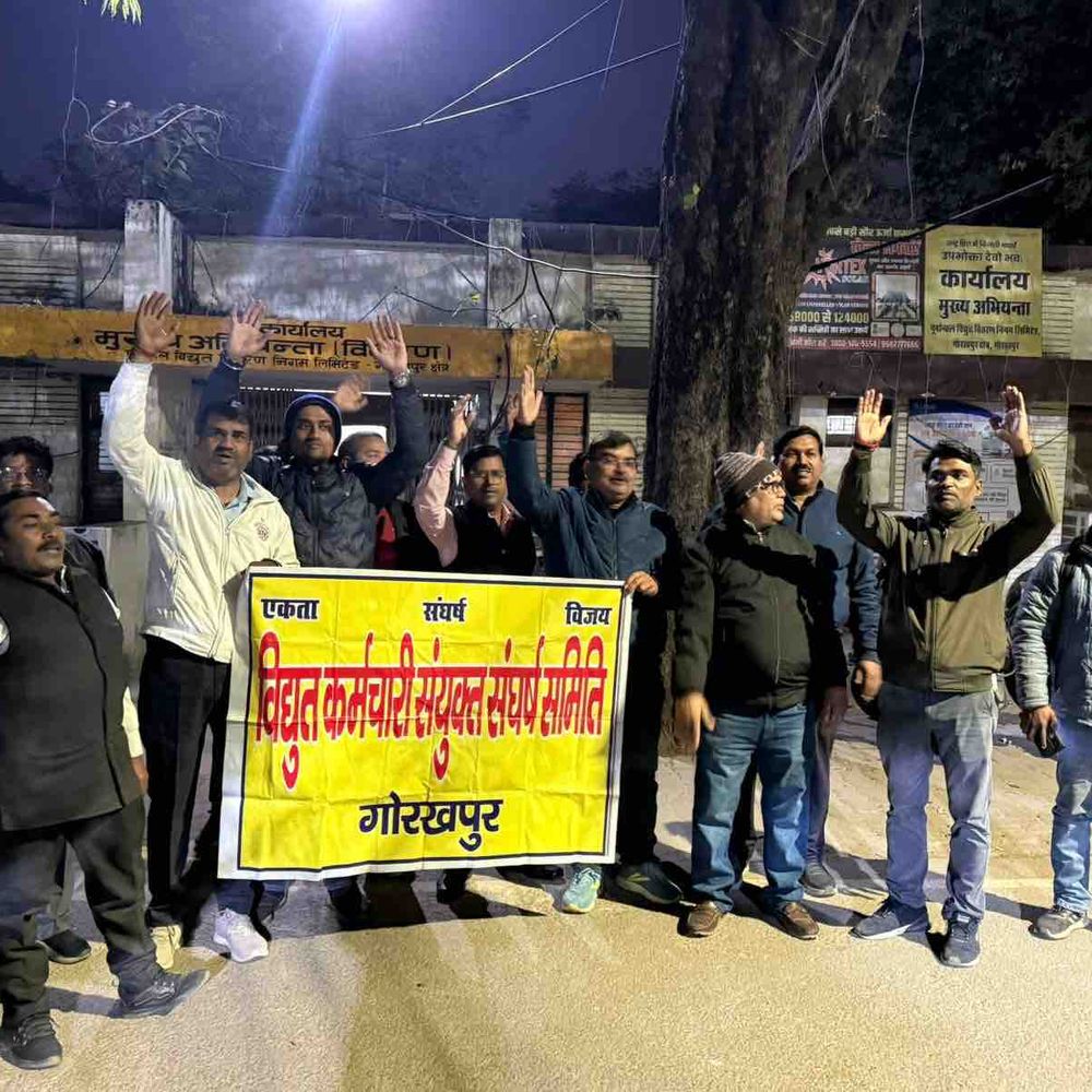 गोरखपुर में बिजली कर्मियों ने किया विरोध:11 अप्रैल तक फैसला नहीं तो आंदोलन की चेतावनी, कार्रवाई वापस लेने की मांग