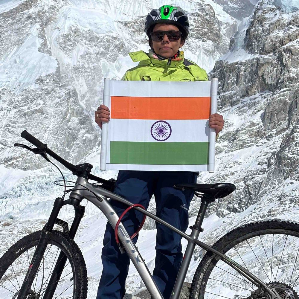 गोरखपुर की दिव्या सिंह ने रचा इतिहास:साइकिल से एवरेस्ट बेस कैंप तक पहुंचकर बनाया रिकॉर्ड, 14 दिन में पूरी की यात्रा