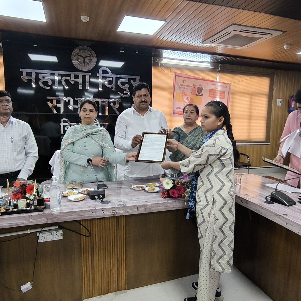 बिजनौर में 858 आंगनबाड़ी कार्यकत्रियों को नियुक्ति पत्र वितरित:डीएम, भाजपा अध्यक्ष ने 337 स्मार्टफोन लोगों को सौंपा