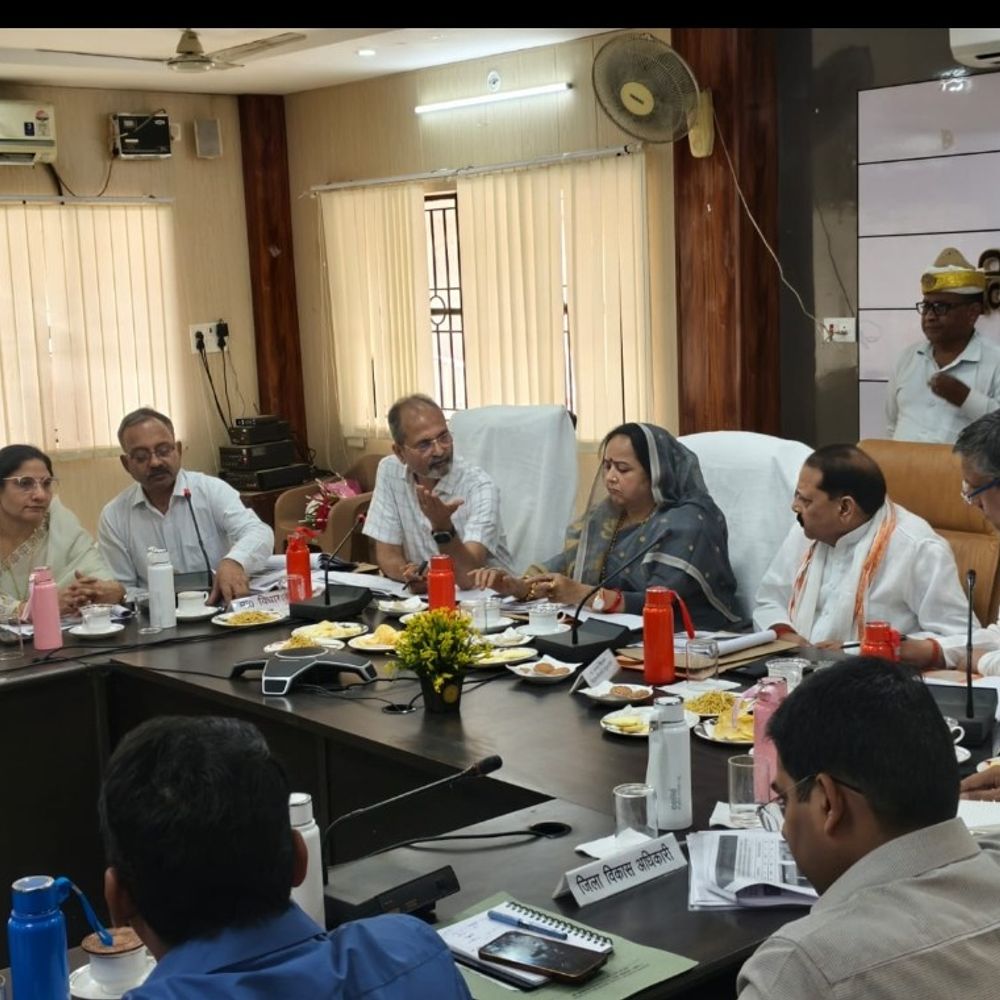 हाथरस में हुई विकास कार्यों की समीक्षा बैठक:जनप्रतिनिधियों ने योजनाओं पर दिए महत्वपूर्ण सुझाव