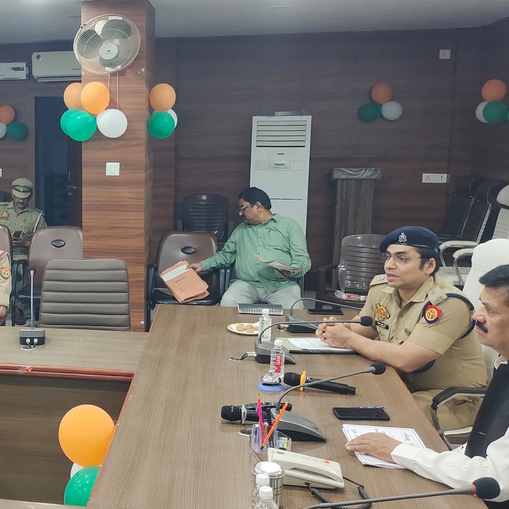 जौनपुर डीएम ने अभियोजन कार्यों की समीक्षा की:दोषियों को जल्द से जल्द सजा दिलाने के दिए निर्देश