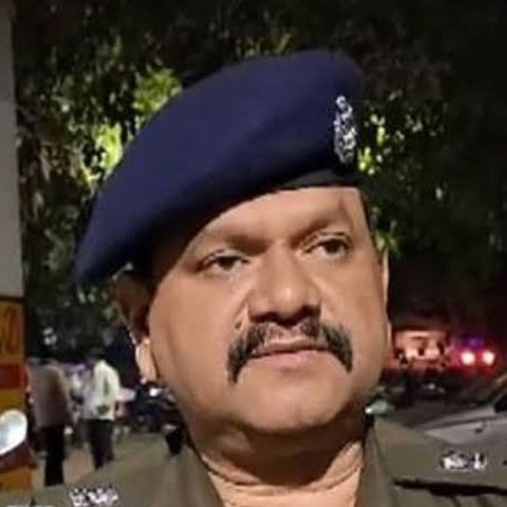 बहराइच के एसपी राम नयन सिंह हटाए गए:लखनऊ कमिश्नरेट में तैनात विश्वजीत श्रीवास्तव को बनाया गया पुलिस अधीक्षक