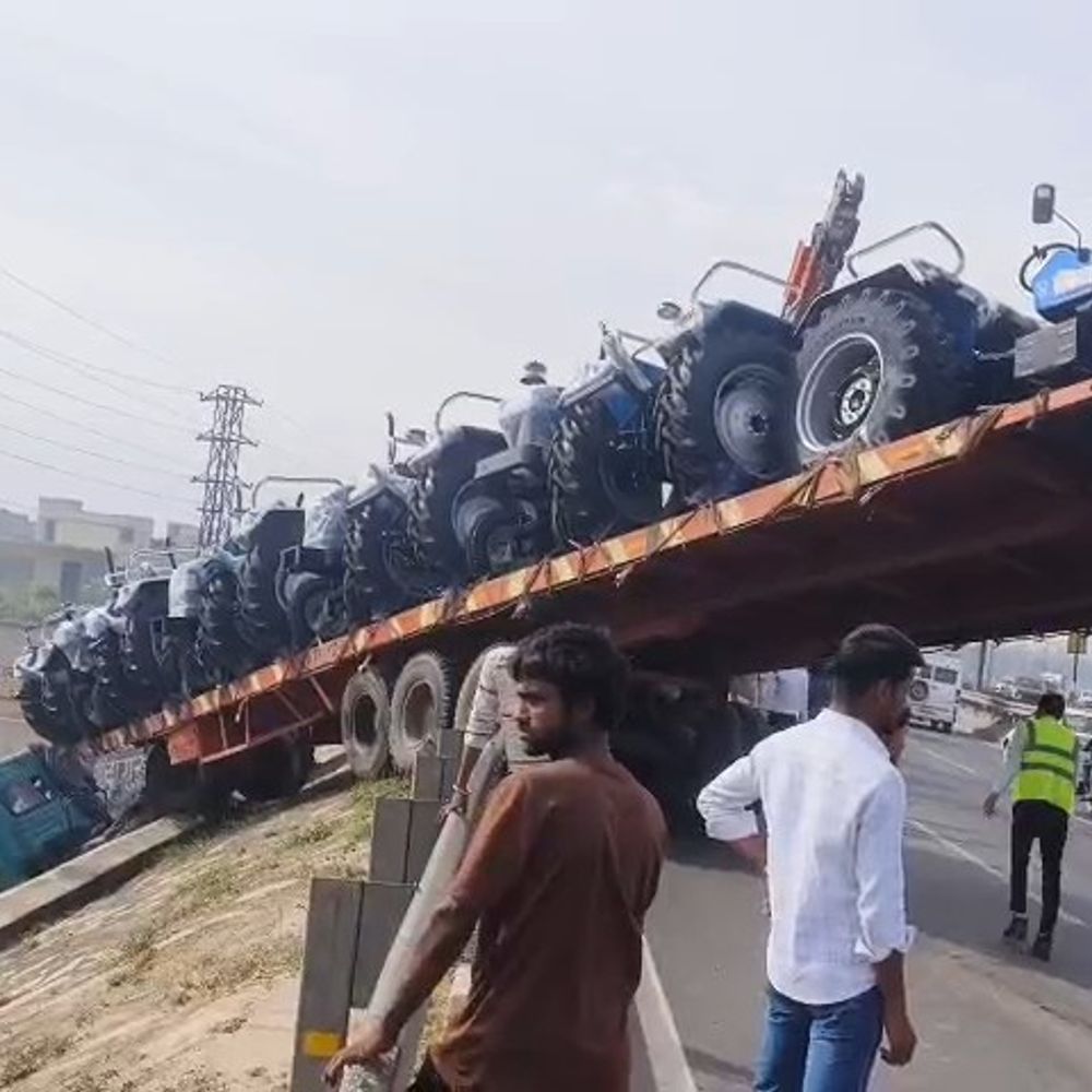 मथुरा में रेलिंग में फंसा ट्रेलर:ट्रैक्टर लेकर जा रहा था, अनियंत्रित होने से हादसा, नहीं हुई कोई जनहानि