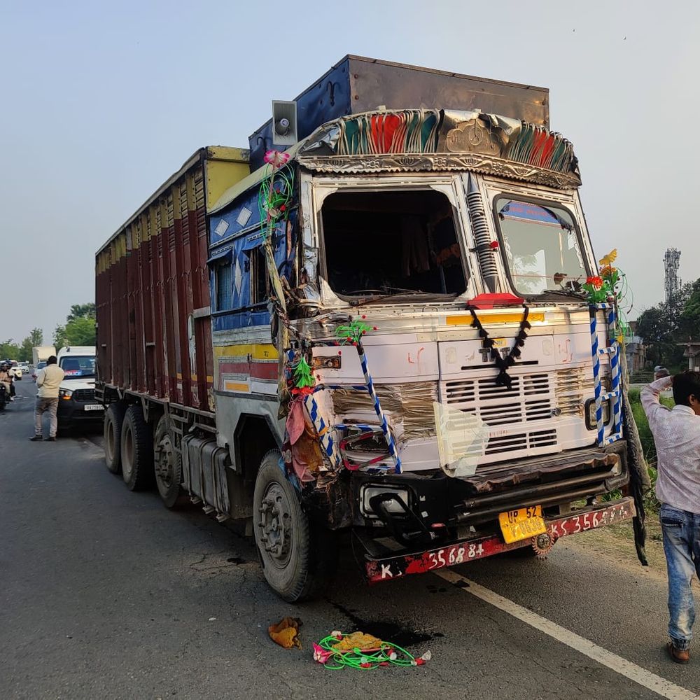 सीवान में बालू लदे ट्रक-पिकअप की टक्कर, छह लोग घायल:थावे भवानी मंदिर से लौटते समय हादसा, ट्रक जब्त; पुलिस जांच में जुटी