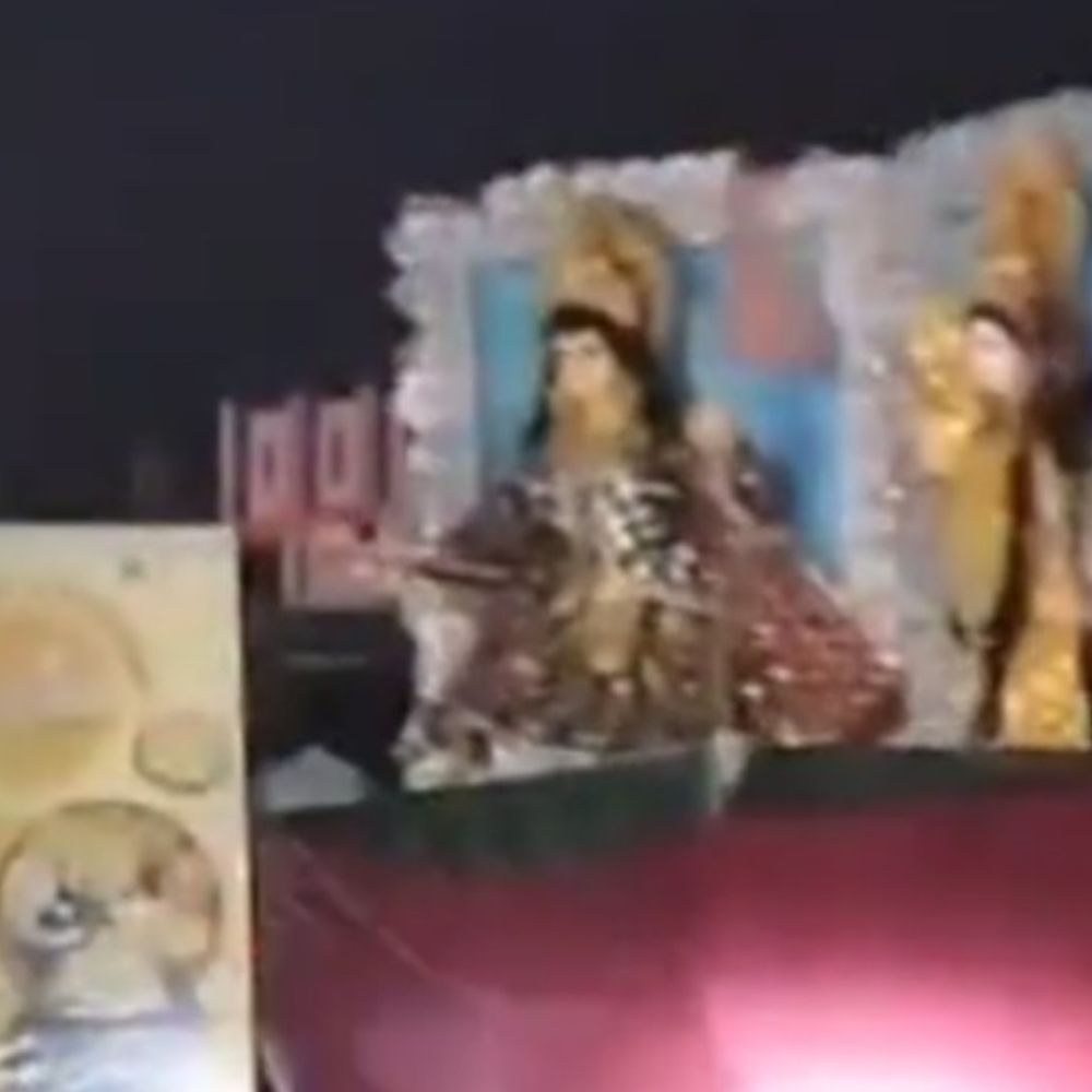 देवरिया में कूड़ा गाड़ी से दुर्गा प्रतिमा विसर्जन पर आक्रोश:विवाद के बाद इंचार्ज निलंबित, जांच कमेटी गठित