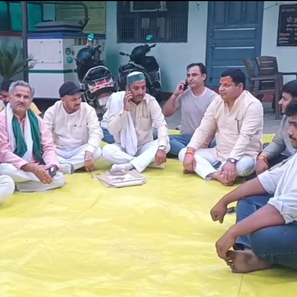 राकेश टिकैत ओडिशा में गिरफ्तार, किसान यूनियन का विरोध प्रदर्शन:बागपत कोतवाली में कार्यकर्ताओं ने अनिश्चितकालीन धरना शुरू किया