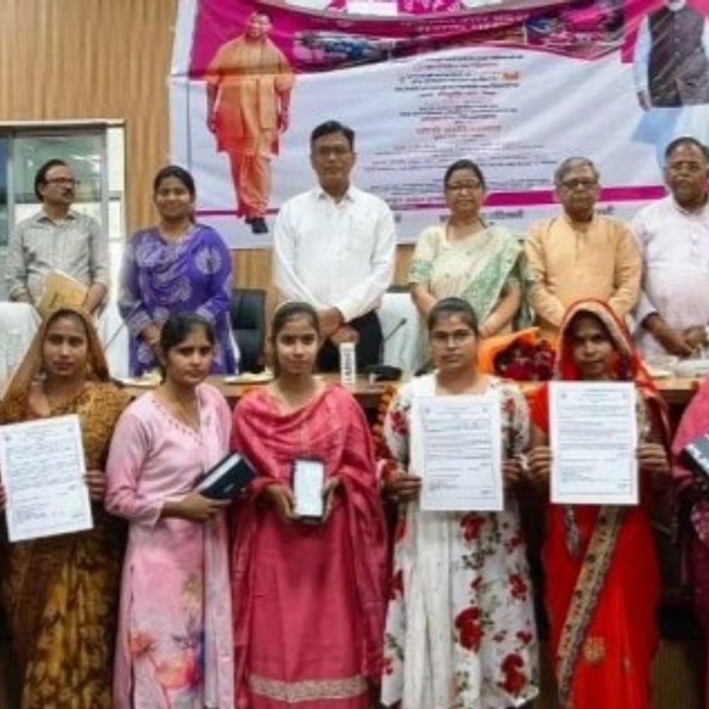 मैनपुरी में आंगनबाड़ी सहायिकाओं को नियुक्ति पत्र, कार्यकत्रियों को स्मार्टफोन:पोषण और प्रारंभिक शिक्षा की जिम्मेदारी, तकनीक से जुड़ेंगी महिलाएं