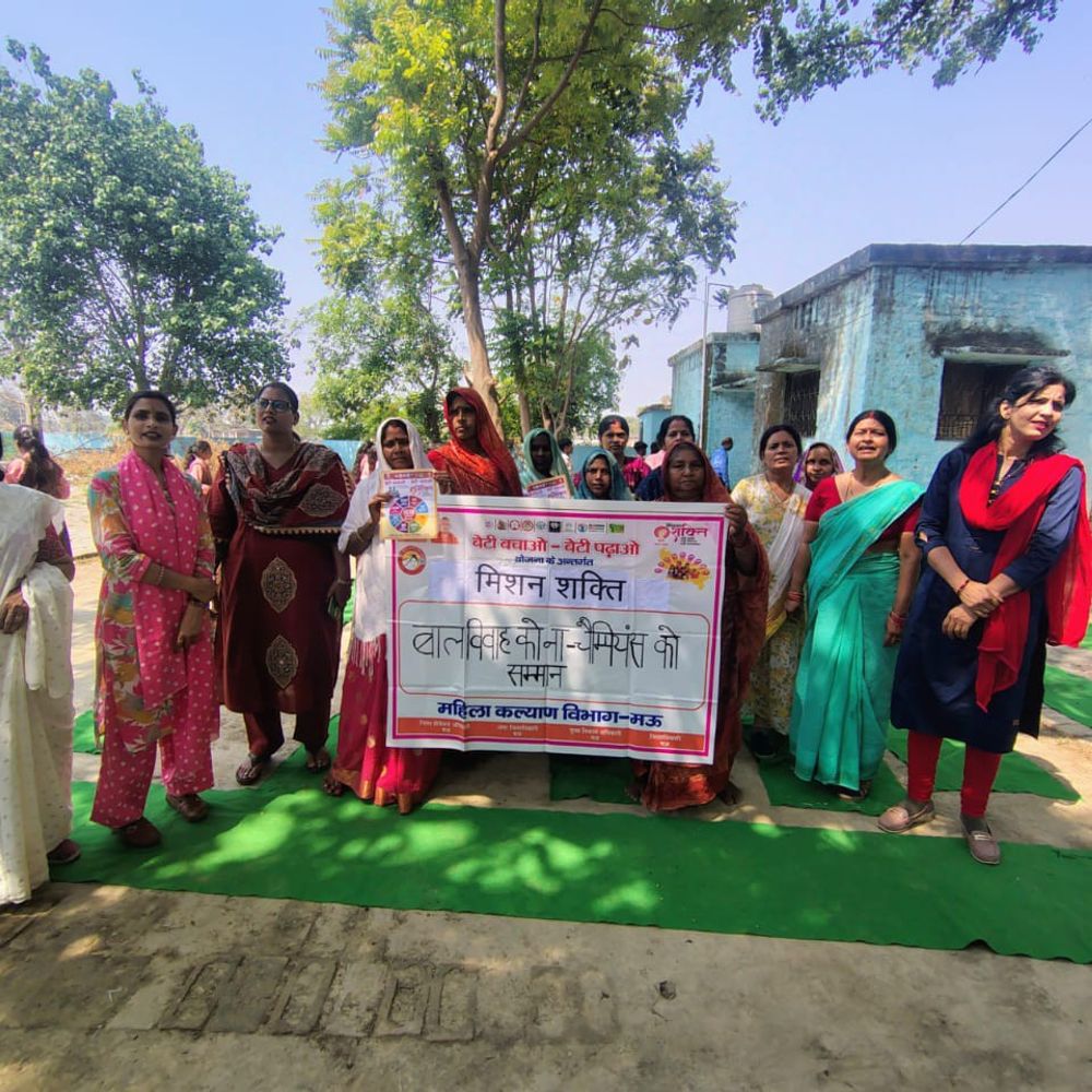 मऊ में 'मिशन शक्ति' के तहत जागरूकता कार्यक्रम:छात्रों को बाल विवाह और हेल्पलाइन नंबरों की जानकारी दी गई