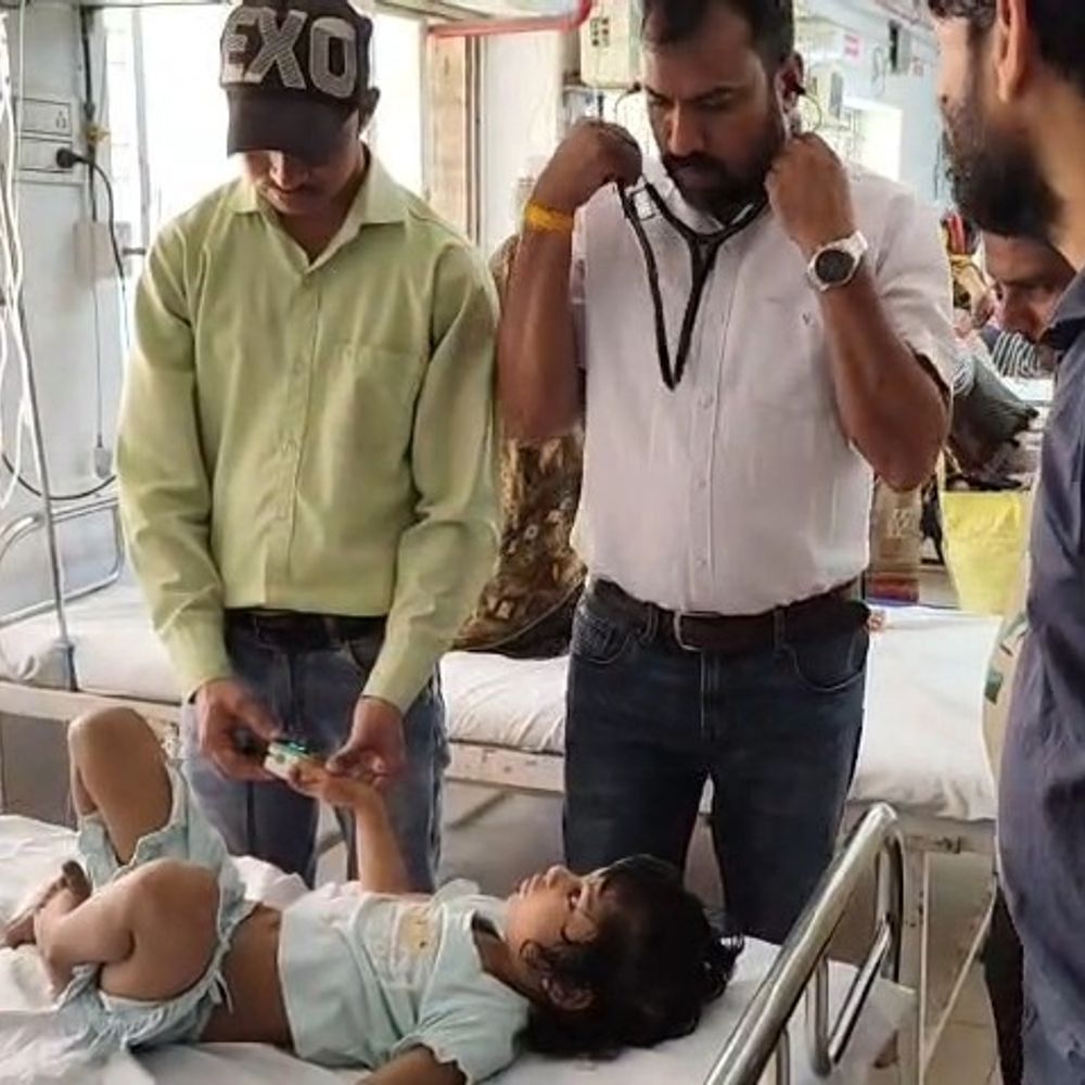 4 साल की बच्ची ने पिया कपूर मिला तेल:महोबा में मुंह से उगलने लगी खून, हालत बिगड़ने पर हायर सेंटर रेफर