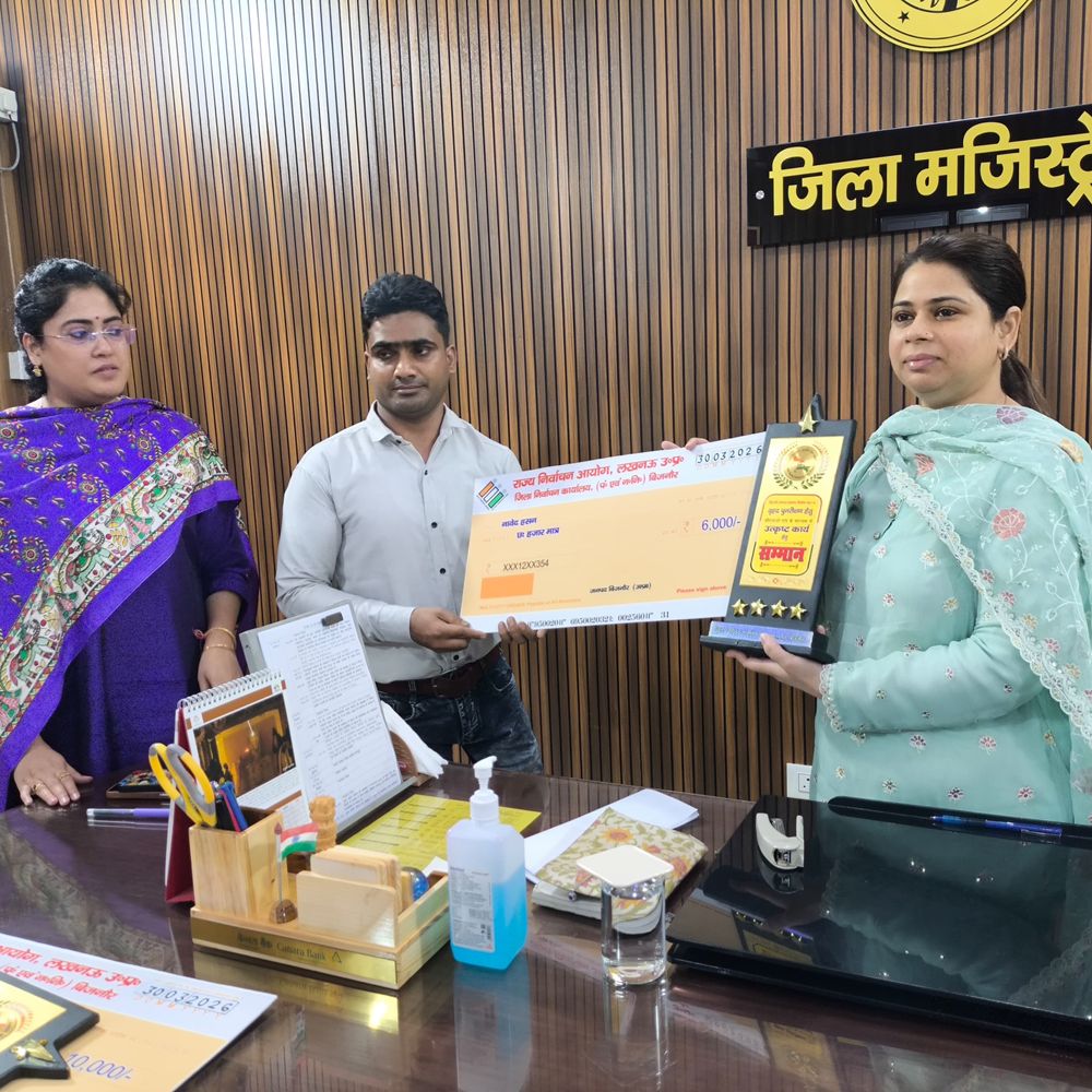 बिजनौर में 8 बीएलओ को प्रोत्साहन राशि मिली:पंचायत निर्वाचन-2026 की नामावली पुनरीक्षण में उत्कृष्ट कार्य पर डीएम ने चेक दिए