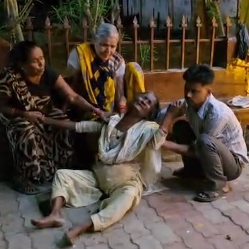 श्रावस्ती में ट्रक-ट्रैक्टर की टक्कर से दो की मौत:टेलर दुकान बंद करके बाइक से लौट रहे थे घर, दोनों पड़ोसी थे