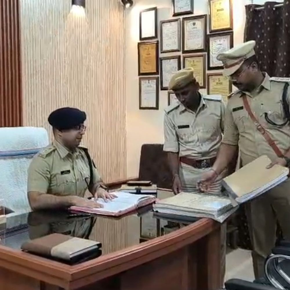 लंबित मामलों को निपटाने में लापरवाही बर्दाश्त नहीं-SP:बेतिया सदर कार्यालय का औचक निरीक्षण किया,बोले- रिकॉर्ड मेंटेनेंस में तेजी लाएं