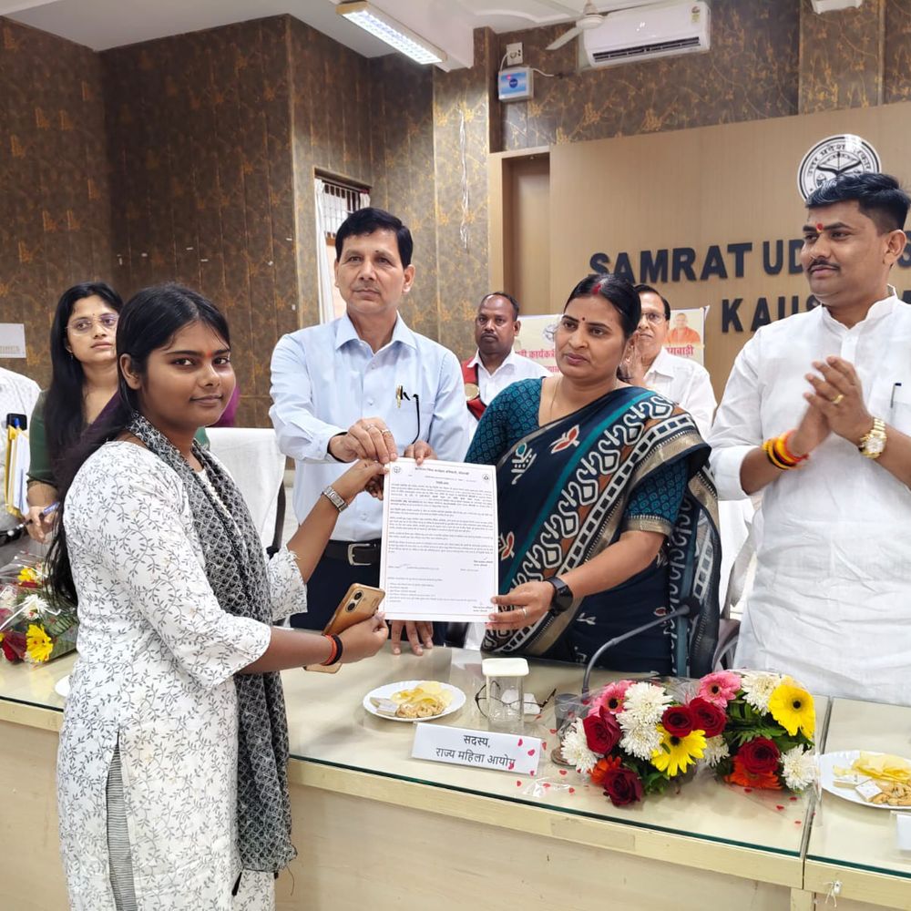 कौशांबी में 21 आंगनबाड़ी केंद्र लोकार्पित, 1775 को स्मार्टफोन:कार्यकत्रियों-सहायिकाओं को नियुक्ति पत्र वितरित किए गए