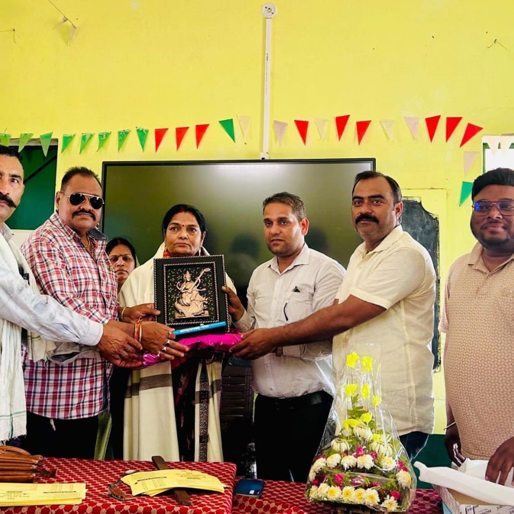 देवरिया में शिक्षिका विद्या मिश्रा की विदाई:कम्पोजिट विद्यालय असना में आयोजित समारोह में शॉल, स्मृति चिन्ह और गीता पुस्तक देकर किया सम्मानित