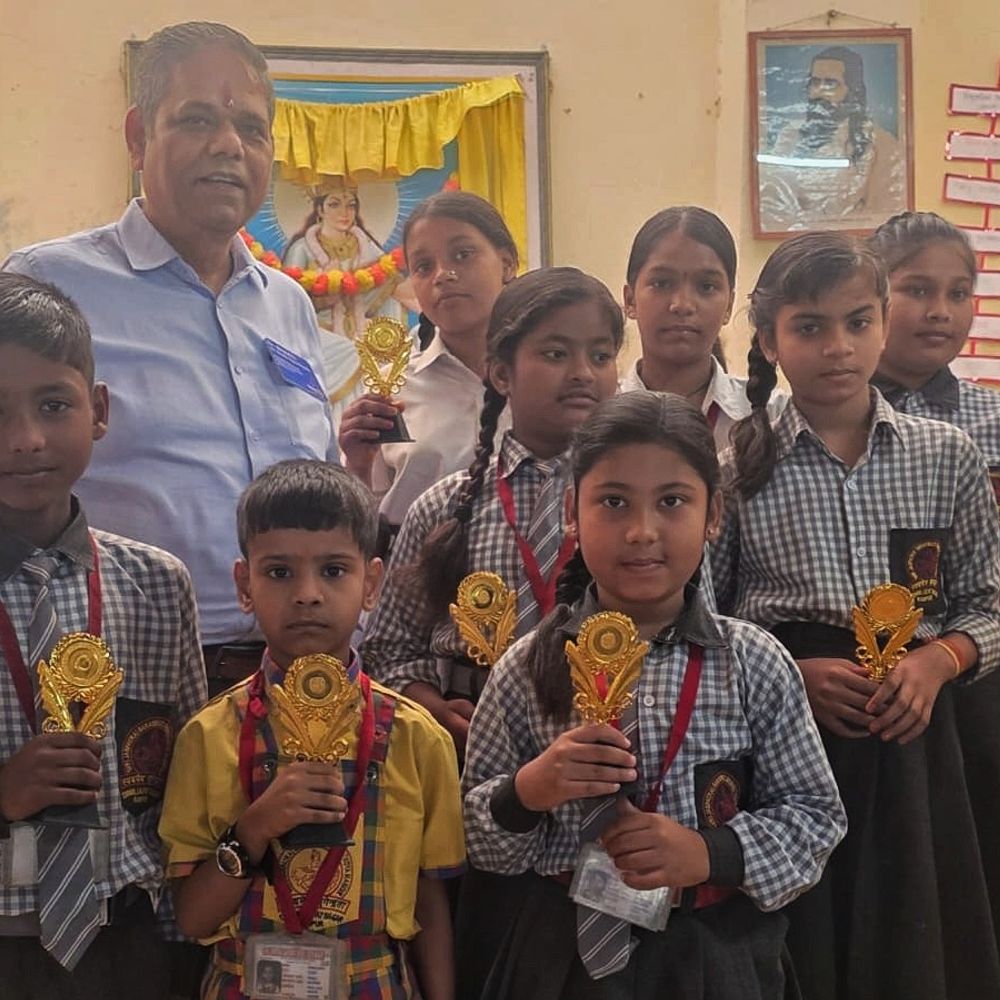 बचपन की मेहनत का मिला इनाम:लाला जसपत राय स्कूल के मेधावी छात्र सम्मानित, रोटरी क्लब ने मेडल और पुरस्कार बांटे