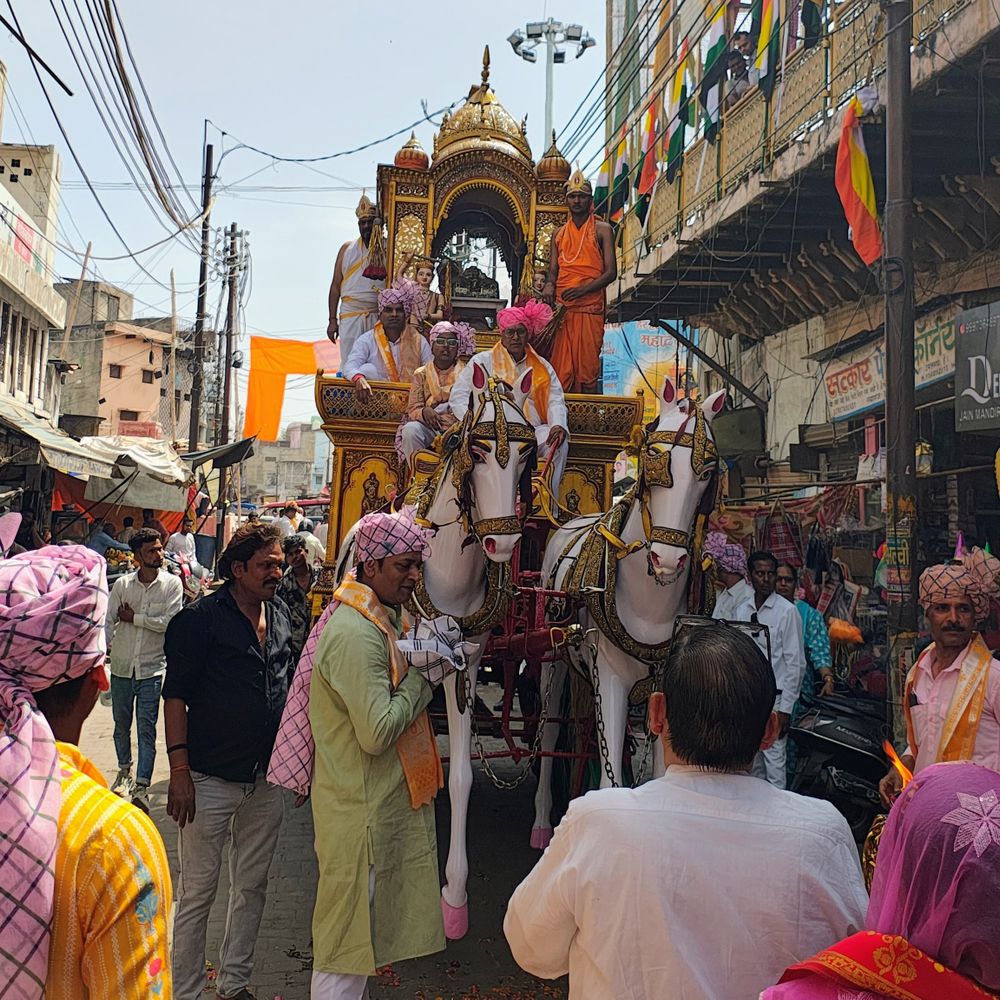 हाथरस में महावीर जयंती पर शोभायात्रा निकली:जगह-जगह हुआ स्वागत, स्वर्ण रथ और झांकियां रही आकर्षण का केंद्र