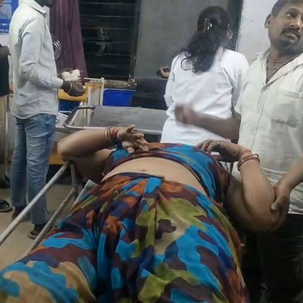 टैक्टर ने बाइक को मारी टक्कर, 3 घायल:एक ही परिवार के सदस्य सड़क पर गिरे, अस्पताल में भर्ती; तेज रफ्तार से हादसा