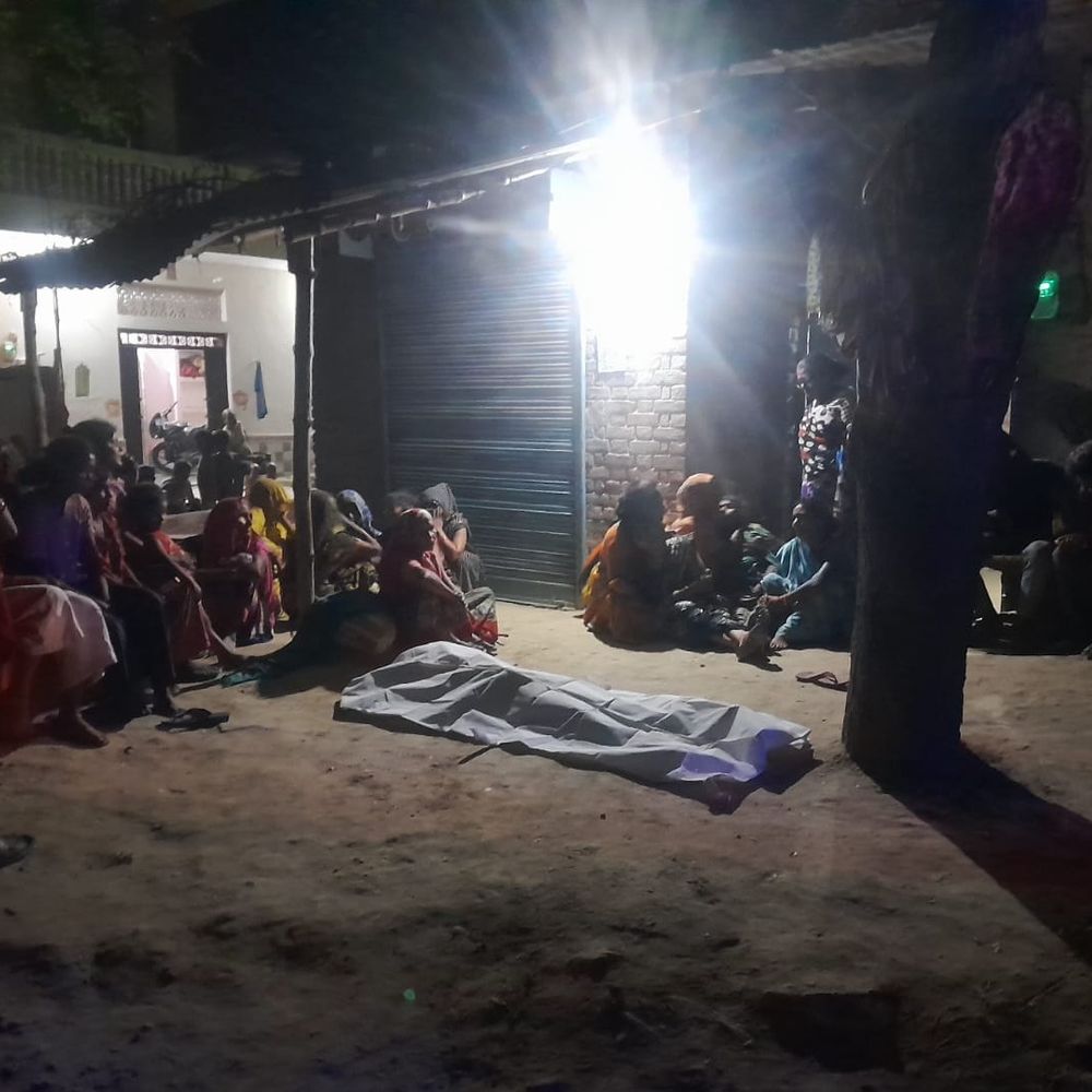 प्रतापगढ़ में युवती ने लोहे की पाइप लटकर दी जान:पड़ोसियों ने दी पुलिस को सुचना, आत्महत्या का कारण अभी तक स्पष्ट नहीं