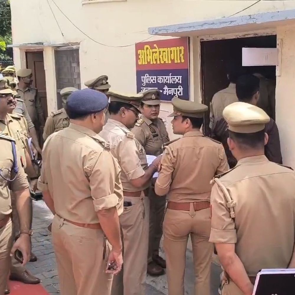 DIG पहुंचे मैनपुरी, निरीक्षण के दौरान हलचल:रिकॉर्ड खंगाले, सलामी ली… अब कुर्रा थाने पर डीआईजी की नजर