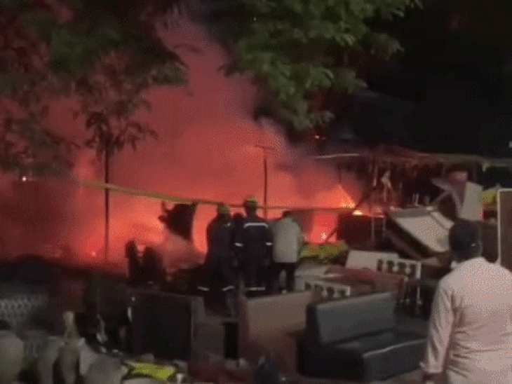 इंदौर में फर्नीचर दुकान में सुबह लगी आग:27 हजार लीटर से ज्यादा पानी डालकर पाया काबू; फायर ब्रिगेडे ने कहा कारण स्पष्ट नहीं