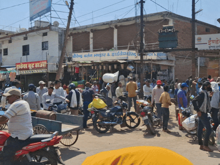 तीन दिन से गैस के लिए जद्दोजहद:  रीवा में सोमवार को भी लंबी लाइन लगी, खाली हाथ लौट रहे उपभोक्ता, प्रशासन बोला—स्टॉक पर्याप्त – Rewa News