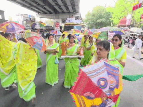 अजमेर में सोने के रथ पर निकाली श्रीजी की सवारी:  शोभायात्रा में सजाई झांकियां, छतरियां लेकर महिलाओं ने किया डांस – Ajmer News