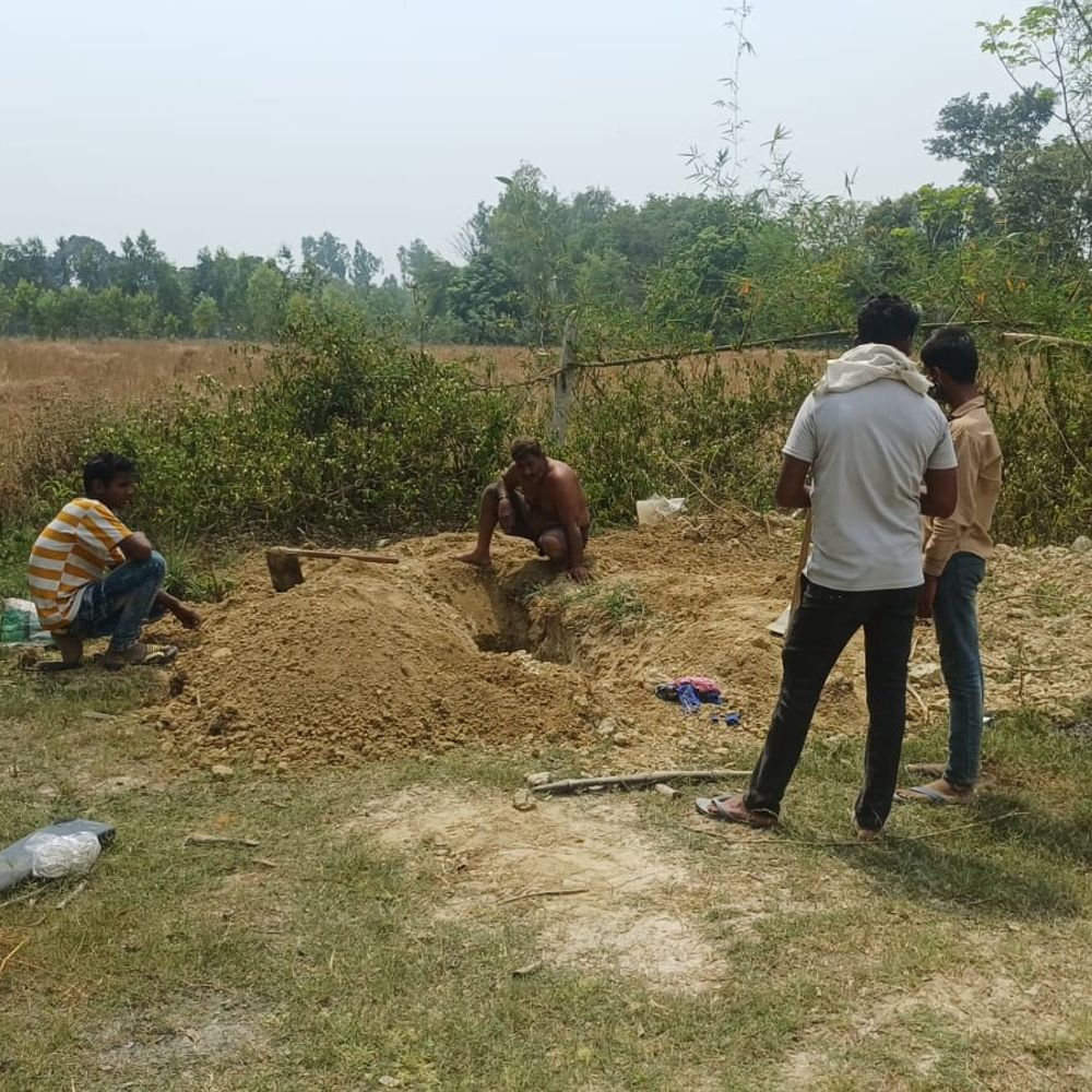 सीतापुर पुलिस ने किशोरी का कब्र से निकलवाया शव:पोस्टमार्टम रिपोर्ट खोलेगी राज, प्रेमी पर आरोप; केस दर्ज