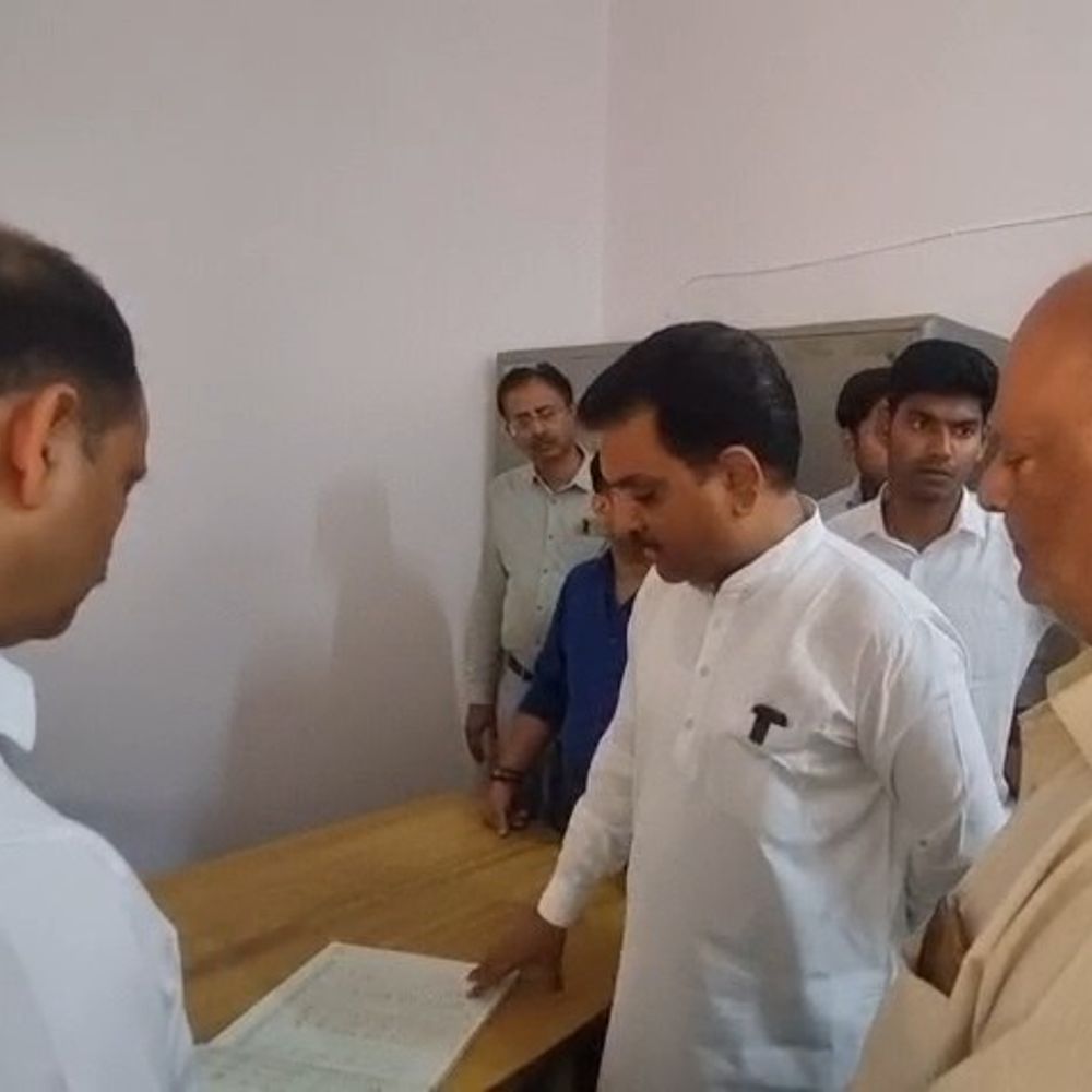 मंत्री असीम अरुण ने कन्नौज कलेक्ट्रेट का औचक निरीक्षण किया:कई कर्मचारी अनुपस्थित मिले, लेट आने वालों पर विभागीय कार्यवाही के दिए निर्देश