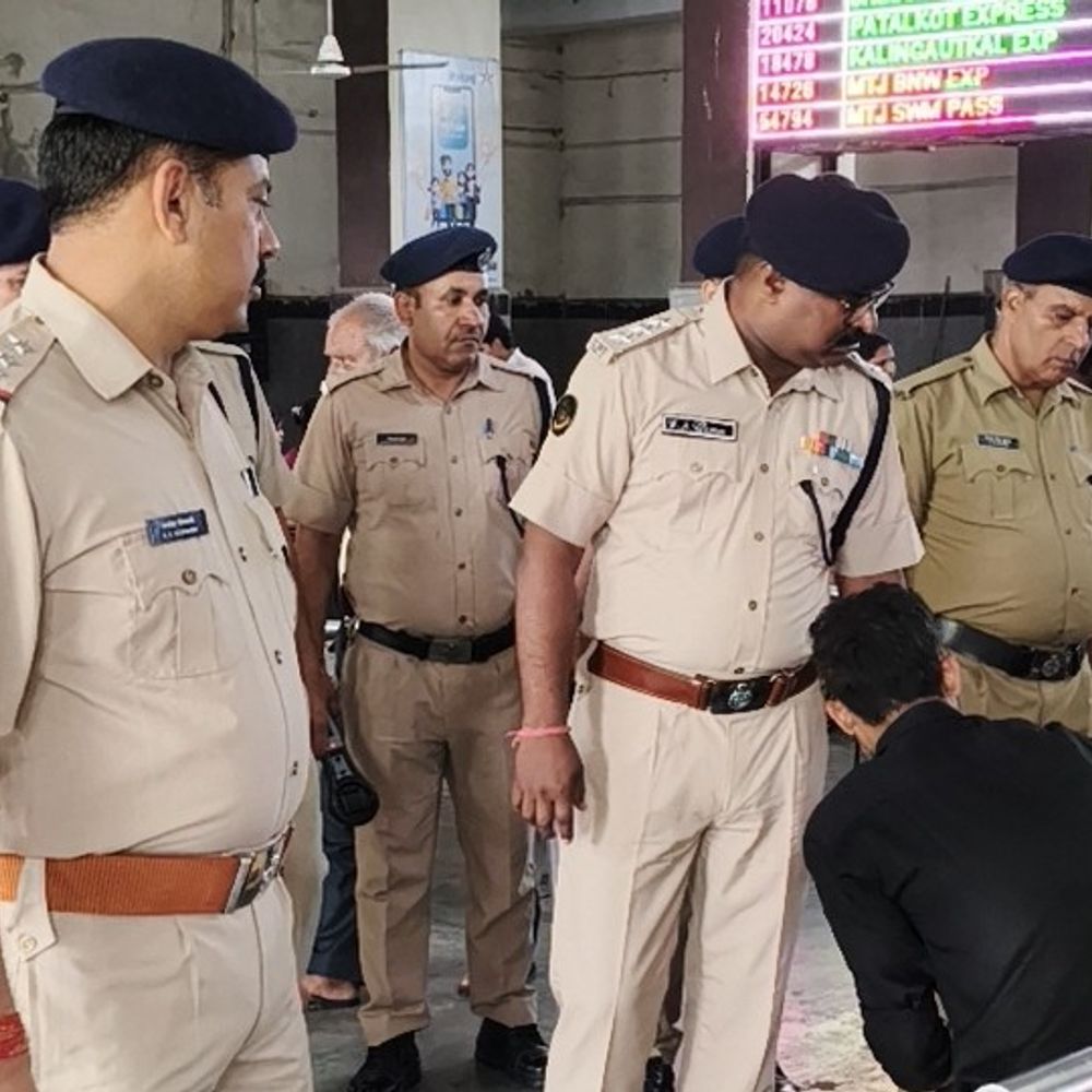 ग्वालियर की युवती मथुरा जंक्शन पर मिली:मिशन शक्ति टीम ने परिजनों से मिलाया; घर से नाराज होकर आई थी