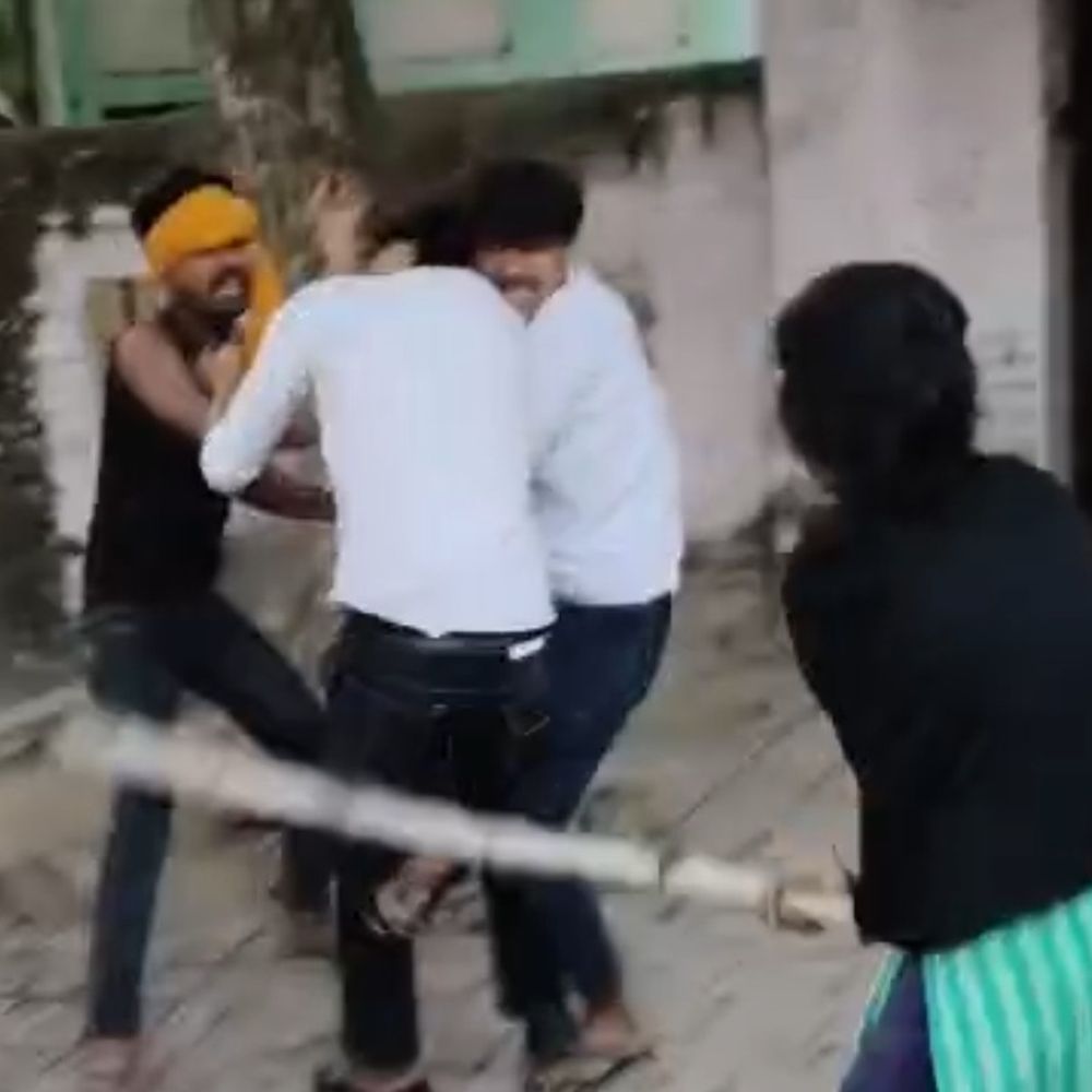 एटा में युवक की पिटाई का वीडियो:मामूली विवाद में लाठी-डंडों से पीटा, 11 पर FIR दर्ज