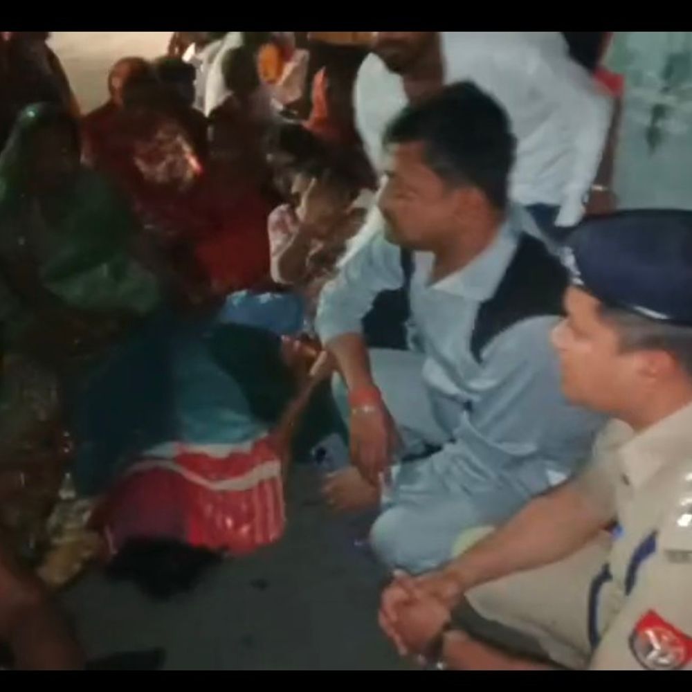 महराजगंज में झोलाछाप डॉक्टर की सुई से युवती की मौत:परिजनों ने शव रखकर जाम लगाया, पुलिस के खिलाफ नारेबाजी