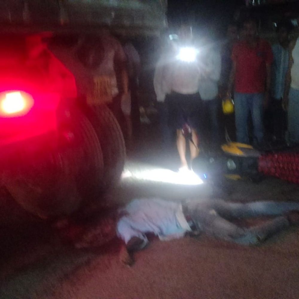 ओवरलोड ट्रक ने युवक को कुचला, मौके पर मौत:ट्रक चालक फरार; मऊगंज में ग्रामीणों ने सड़क पर शव रखकर किया चक्का जाम