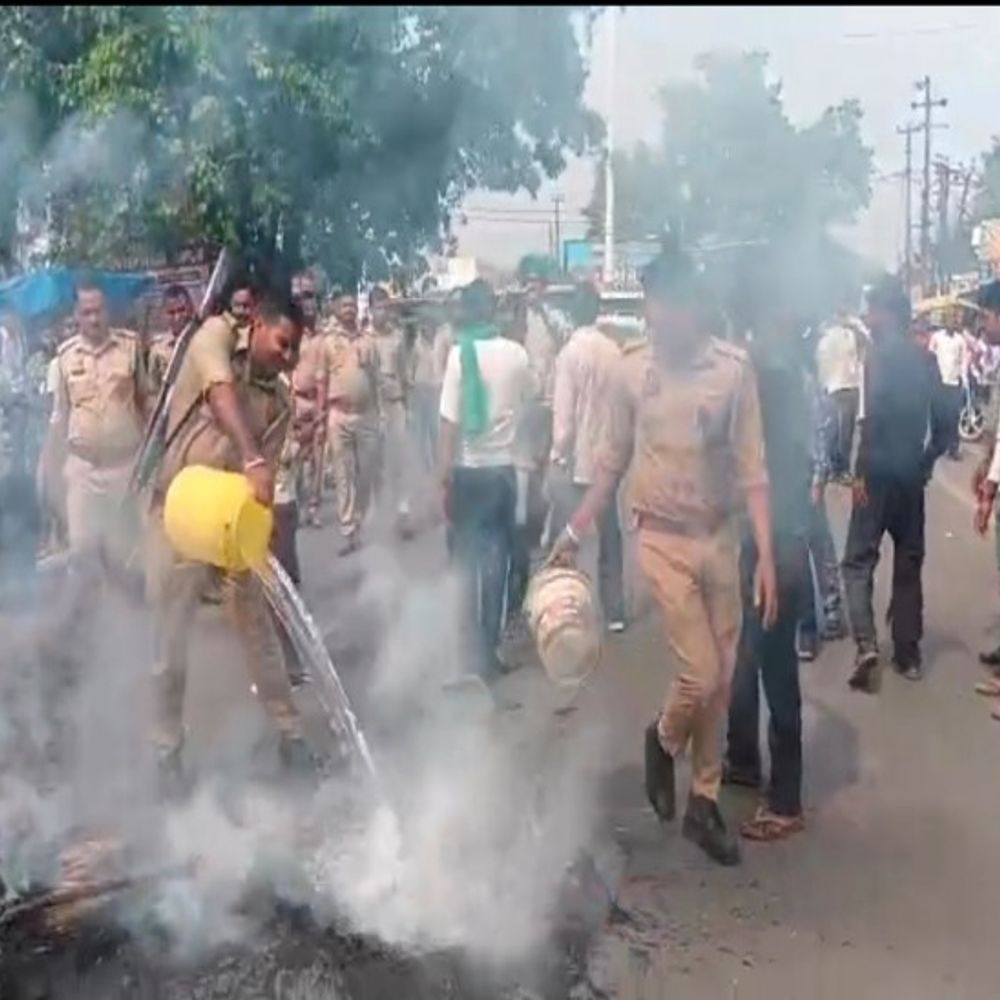 किसानो ने पुतला फूंका, पुलिस ने पानी डालकर बुझाई आग:शाहजहांपुर में 14 दिन से धरने पर बैठे हैं, बोले- चीनी मील ने भुगतान नही किया