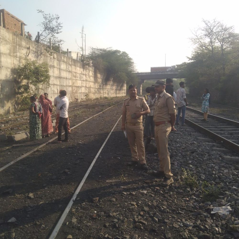 सोनभद्र में रेलवे ट्रैक पर युवक का क्षत-विक्षत शव मिला:पुलिस ने शव कब्जे में लिया, शिनाख्ती के प्रयास जारी