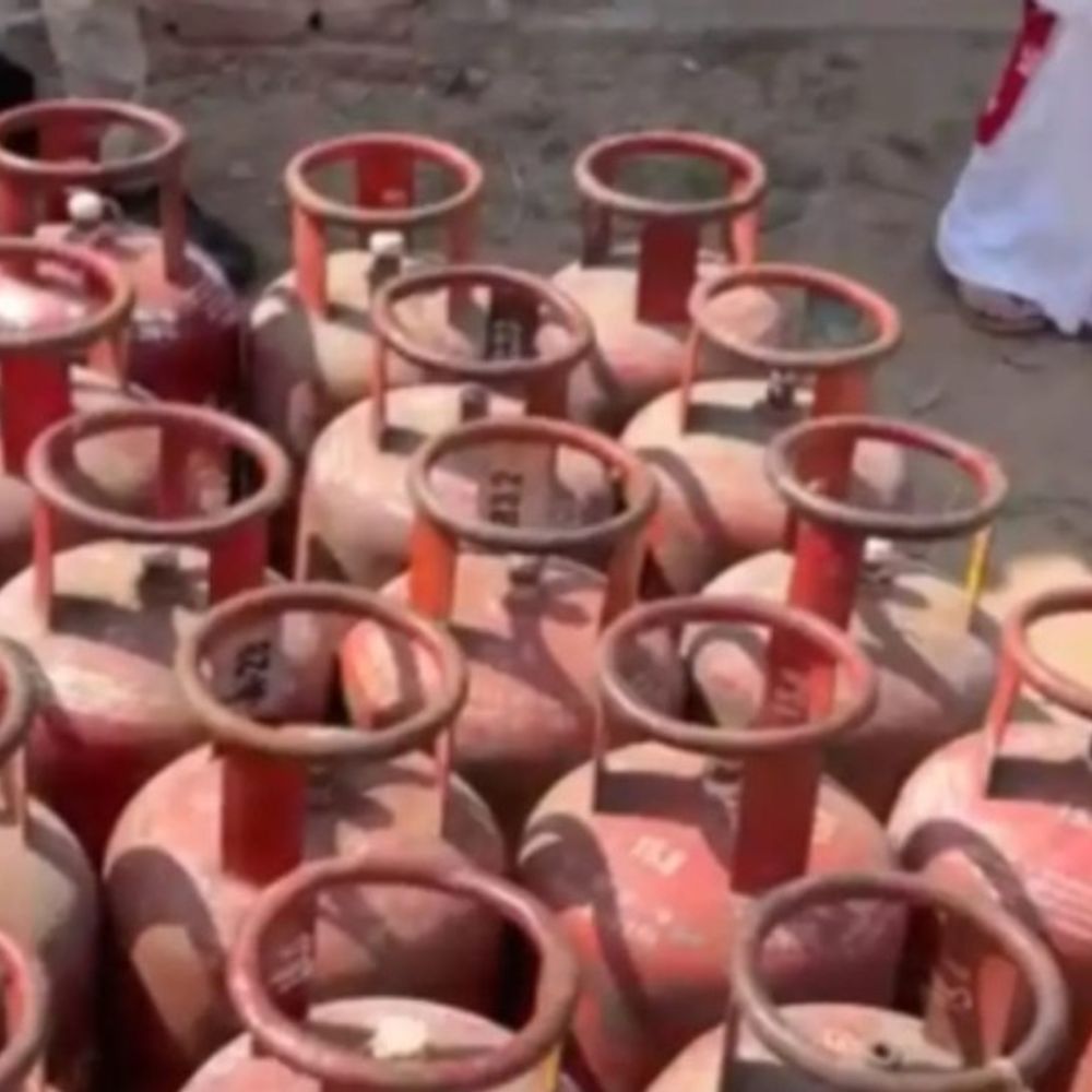 हाथरस में गैस सिलेंडरों की कालाबाजारी पर मुकदमा दर्ज:एसडीएम की छापेमारी के बाद गैस एजेंसी के प्रोपराइटर सहित 7 लोगों के खिलाफ कार्रवाई