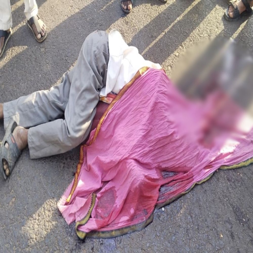 तेज रफ्तार वाहन ने बाइक मारी टक्कर, 1 की मौत:बिलासपुर में युवक की हालत गंभीर, शादी का कार्ड बांटकर लौट रहे थे