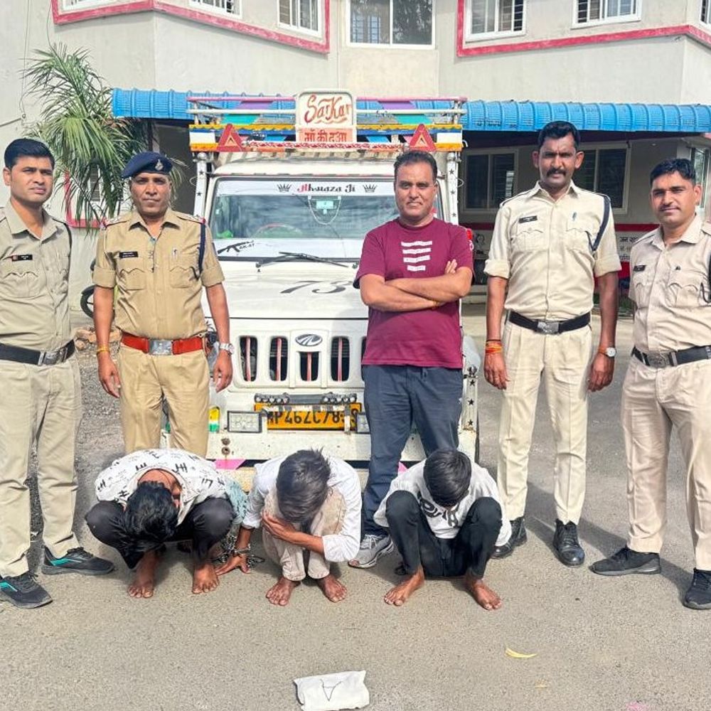 रतलाम पुलिस ने पकड़ी 50 लाख की एमडी:बड़वानी पासिंग पिकअप में लेकर जा रहे थे आरोपी, मंदसौर के तीन युवक गिरफ्तार
